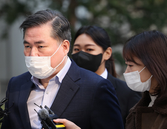 유동규 전 성남도시개발공사 본부장이 28일 오전 서울 서초동 서울중앙지법에서 열리는 대장동 개발 사업 로비·특혜 의혹 관련 재판에 출석하고 있다. [연합뉴스]